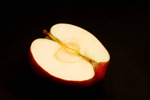 Närbild Halv Ett Rött Äpple Svart Bakgrund — Stockfoto