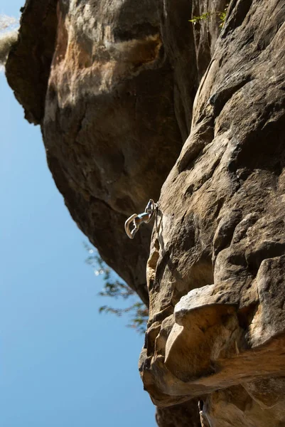 Hombre Escalando Una Roca Las Montañas — Foto de Stock