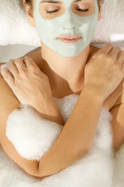 Nahaufnahme Einer Jungen Frau Mit Gesichtsmaske Einer Badewanne — Stockfoto