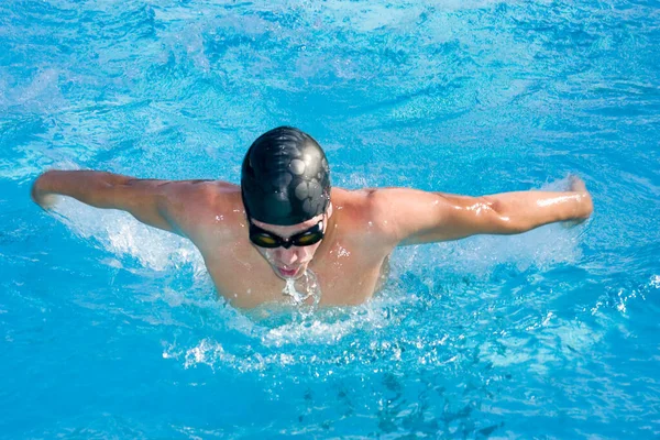 Jovem Nadando Piscina — Fotografia de Stock