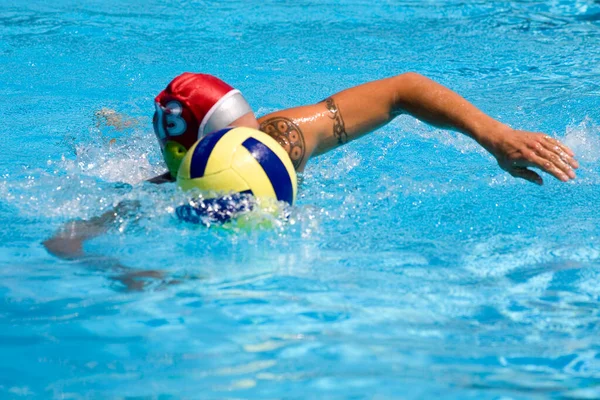 Mujer Joven Nadando Piscina —  Fotos de Stock