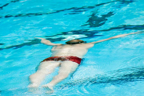 Rückansicht Eines Mittleren Erwachsenen Mannes Der Einem Schwimmbad Schwimmt — Stockfoto