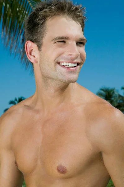 海滩上一个留着胡子的年轻人的肖像 — 图库照片