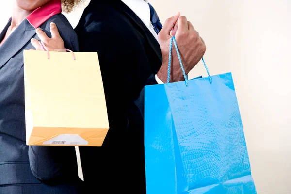 Vista Recortada Del Hombre Sosteniendo Bolsas Compras Bolsa Papel Con — Foto de Stock