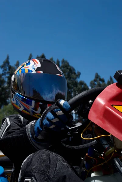 Giovane Con Casco Una Maschera Protettiva Una Moto — Foto Stock