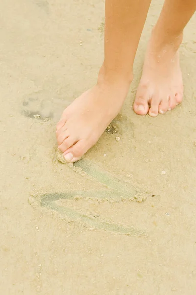 Visão Seção Baixa Uma Mulher Desenhando Areia Com Dedo — Fotografia de Stock