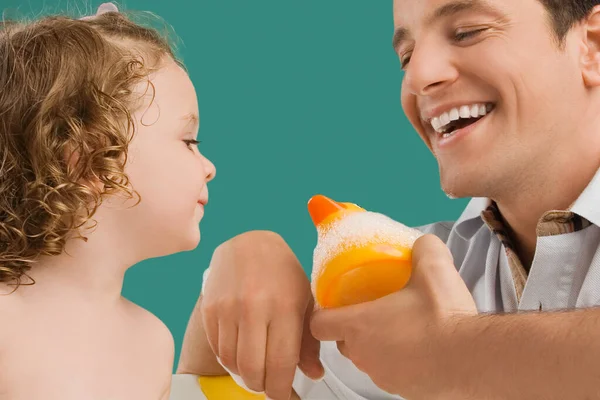 Mladý Pár Hračkou Chlapec Drží Citron — Stock fotografie