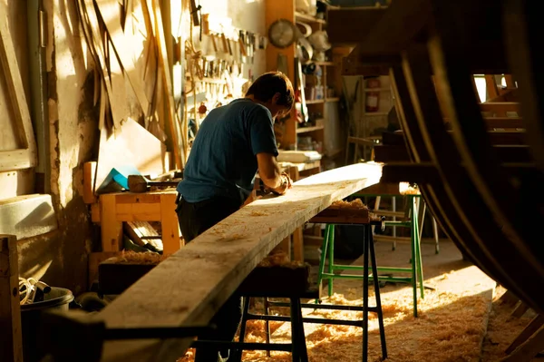 Vue Arrière Charpentier Travaillant Dans Atelier Espagne — Photo