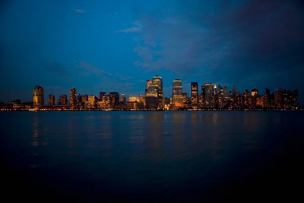 Rıhtımdaki Gökdelenler Gece Aydınlandı New York City New York State — Stok fotoğraf