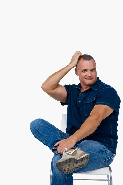 Retrato Joven Sentado Una Silla Mirando Cámara — Foto de Stock