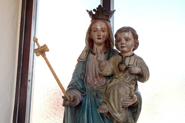 Vergine Maria Con Statua Gesù Bambino Nella Cappella Del Villaggio — Foto Stock