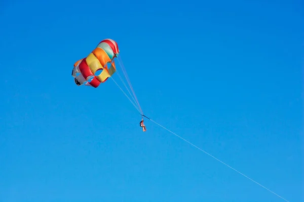 Χαμηλή Οπτική Γωνία Ενός Ατόμου Parasailing Μαϊάμι Φλόριντα Usa — Φωτογραφία Αρχείου