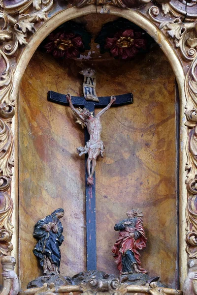 クロアチアのコタリにあるノブラックの聖レオナルド教会の主祭壇 十字架の下の聖母マリアと聖ヨハネ — ストック写真