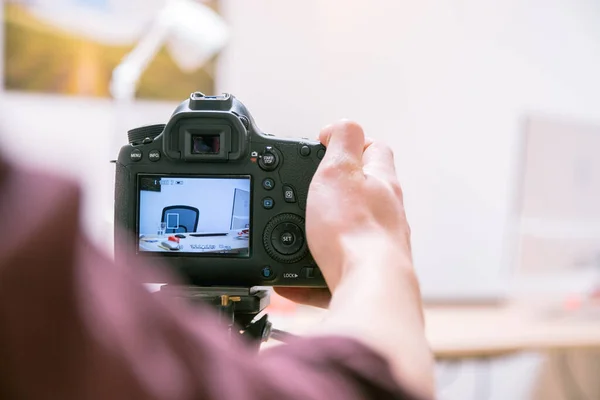 Homem Está Usando Uma Câmera Digital Tripé Imagem Perto — Fotografia de Stock