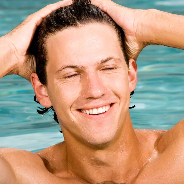 Havuzda Yakışıklı Bir Adam Portresi — Stok fotoğraf
