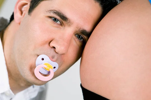 Elinde Bebeği Olan Hamile Bir Kadının Yakın Çekimi — Stok fotoğraf