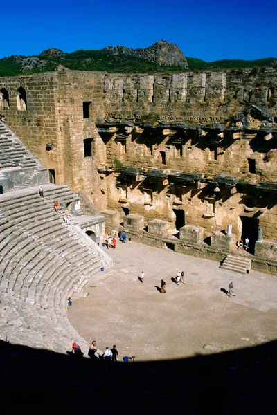 Wysoki Kąt Widzenia Turystów Amfiteatrze Aspendos Turcja — Zdjęcie stockowe