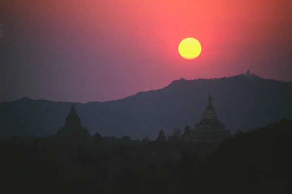 ミャンマーのバガン市にある古代の塔の寺院は — ストック写真