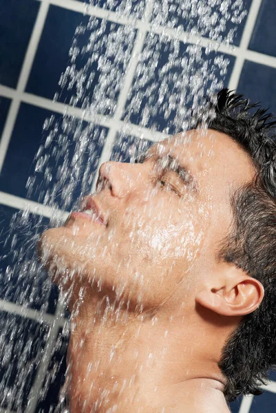 シャワーを浴びている若い男のクローズアップ — ストック写真
