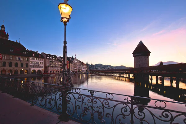 瑞士中部城镇卢塞恩河岸和木制教堂桥和塔楼景观 — 图库照片