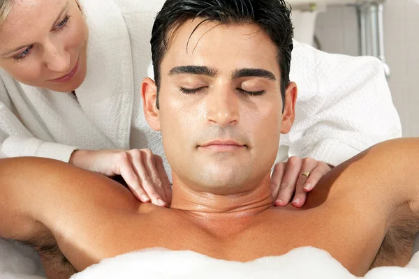 Close Van Een Jonge Man Het Krijgen Van Een Massage — Stockfoto