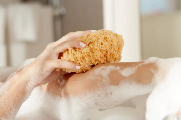 Mulher Lavar Mãos Com Espuma Sabão Banheiro — Fotografia de Stock