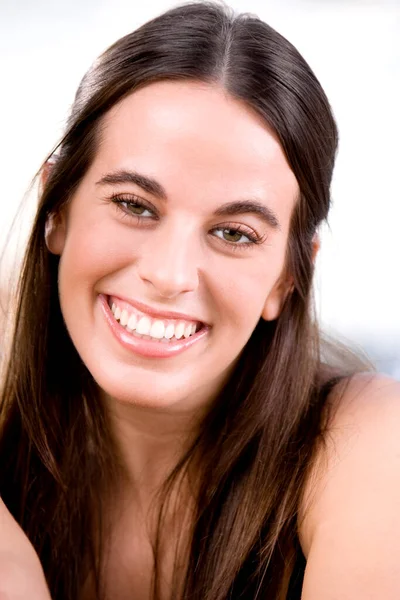 Portrait Une Belle Jeune Femme Avec Sourire Sur Fond Blanc — Photo