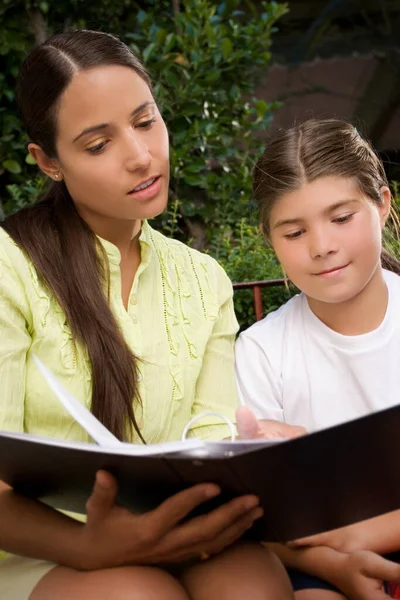 Deux Filles Lisant Livre Dans Parc — Photo