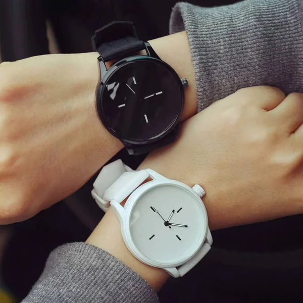 Zeitversöhnung Auf Der Armbanduhr Weiße Und Schwarze Uhren — Stockfoto