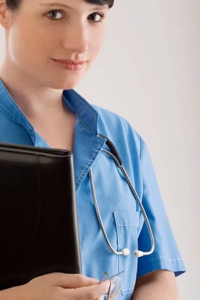 Młoda Kobieta Lekarz Stetoskopem — Zdjęcie stockowe