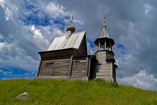 Деревянная Церковь Зеленом Холме Трава Хоре Перед Церковью — стоковое фото