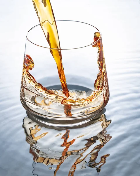 Een Glas Gegoten Whisky Glas Achtergrond Van Wit Water — Stockfoto