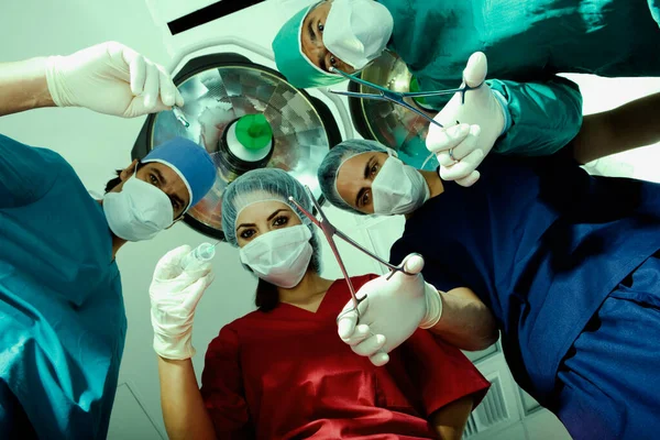 Vista Ángulo Bajo Tres Cirujanos Masculinos Una Cirujana Que Sostiene —  Fotos de Stock