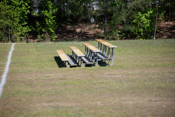 Une Rangée Chaises Banc Bois Dans Parc — Photo