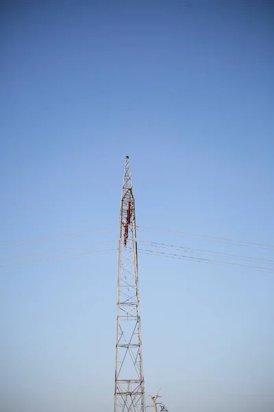 Primer Plano Una Torre Eléctrica Sus Cables — Foto de Stock