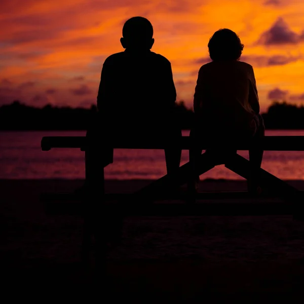 Silhouette Due Ragazzi Seduti Tavolo Picnic — Foto Stock