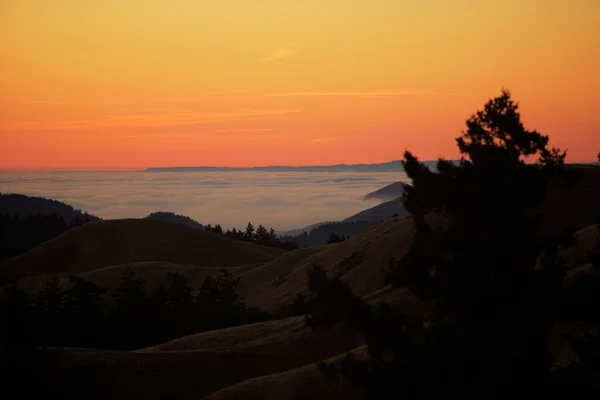 에베레스트산을 둘러싼 각도의 구름이 보였습니다 파이스 캘리포니아주 — 스톡 사진