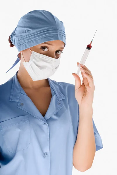Mladá Žena Lékař Injekční Stříkačkou Maskou Bílém Pozadí — Stock fotografie