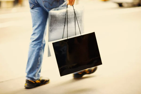 一个人提着购物袋走路时的低视图 — 图库照片