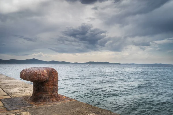 Jednoduché Staré Zrezivělé Kotviště Molu Výhledem Jaderské Moře Dramatickou Oblohou — Stock fotografie