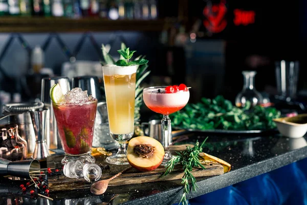 Kilka Alkoholowych Koktajli Barze Różnych Szklankach Dekoracje Koktajlowe Limonka Mięta — Zdjęcie stockowe