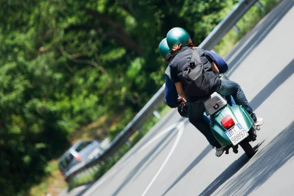 Homem Com Uma Mochila Estrada — Fotografia de Stock