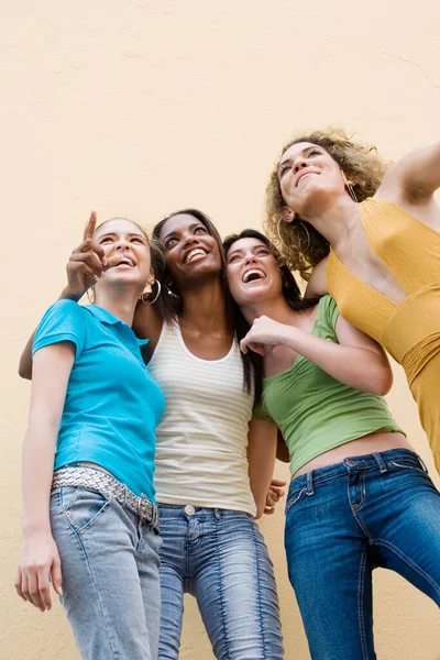 Nízký Úhel Pohledu Čtyři Dospívající Dívky Ukazuje Nahoru — Stock fotografie