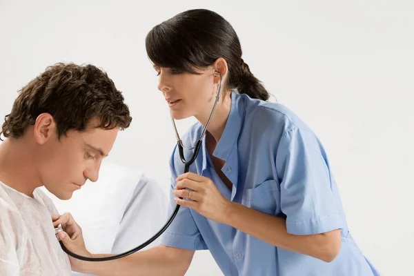 Médico Paciente Examinando Cuello Una Enfermera —  Fotos de Stock