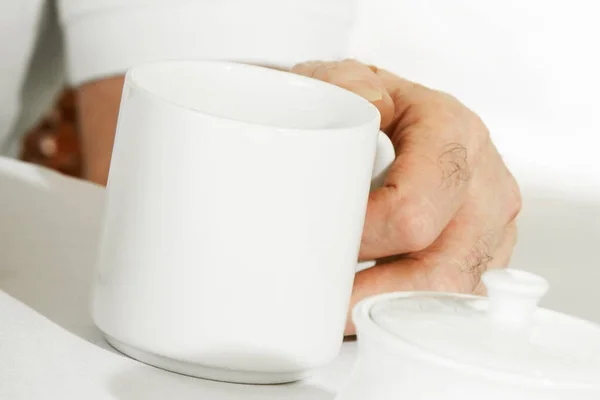 Közelről Egy Idősebb Kezében Egy Csésze Teát — Stock Fotó