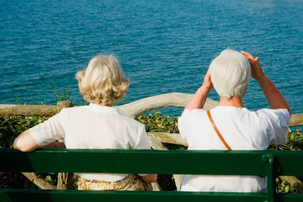 Couple Âgé Assis Sur Jetée Sur Plage — Photo