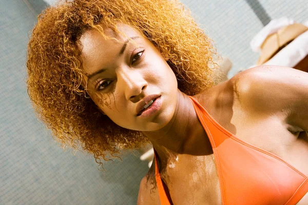 Jovem Mulher Bonita Com Cabelo Encaracolado Piscina — Fotografia de Stock