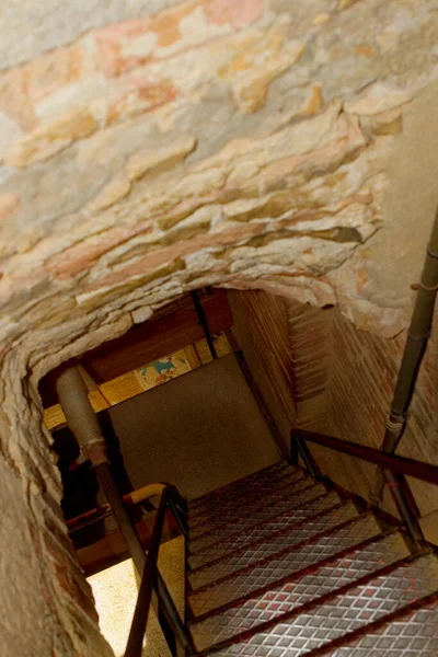城里古老的木制楼梯 — 图库照片