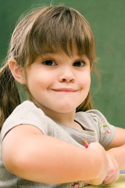 Porträt Eines Süßen Kleinen Mädchens Mit Einem Lächeln Gesicht — Stockfoto