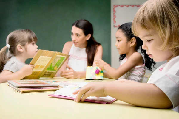 Gruppe Von Kindern Die Tisch Sitzen Und Mit Ihrem Lehrer — Stockfoto